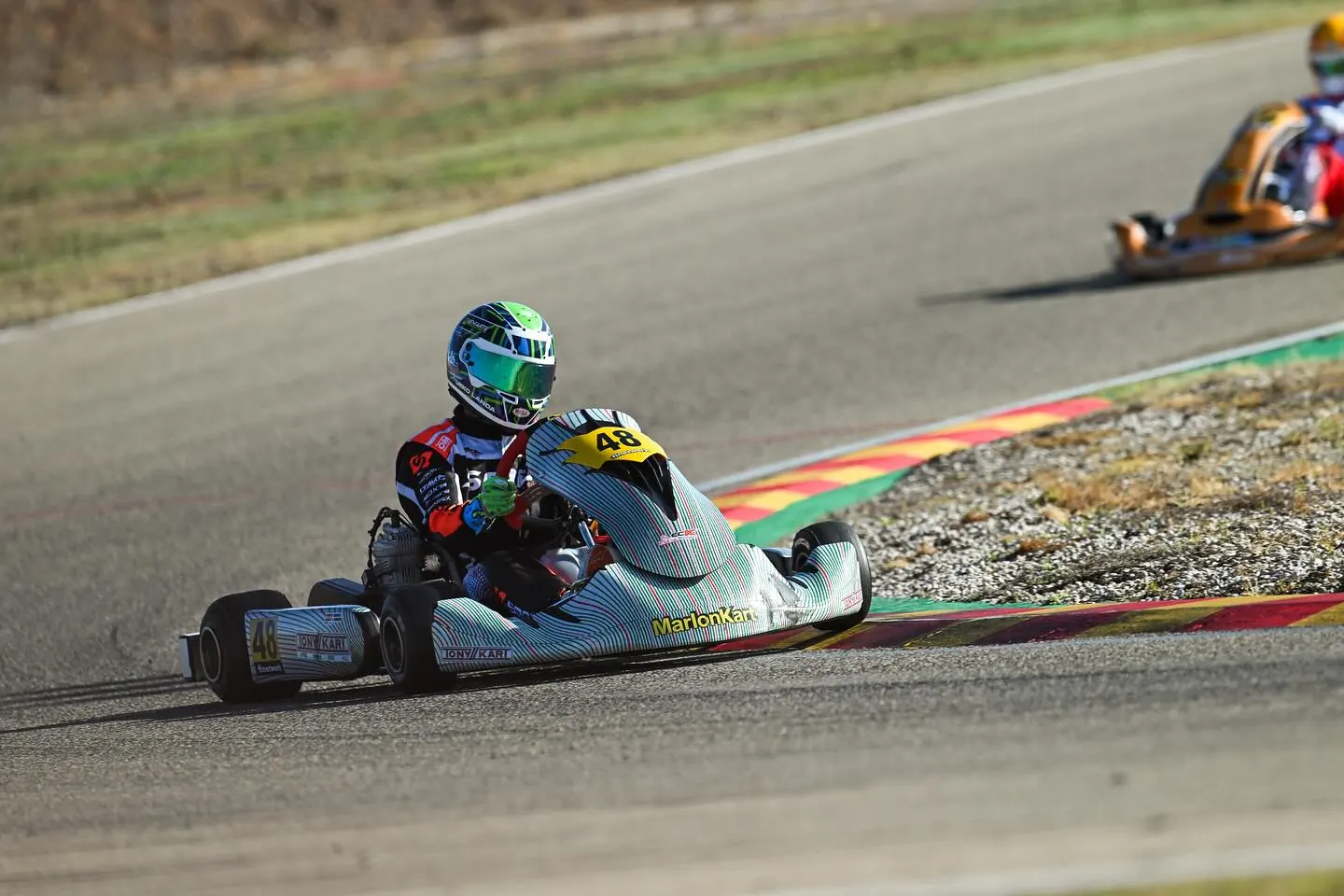 Kart del equipo en apoyo sobre el piano de una curva