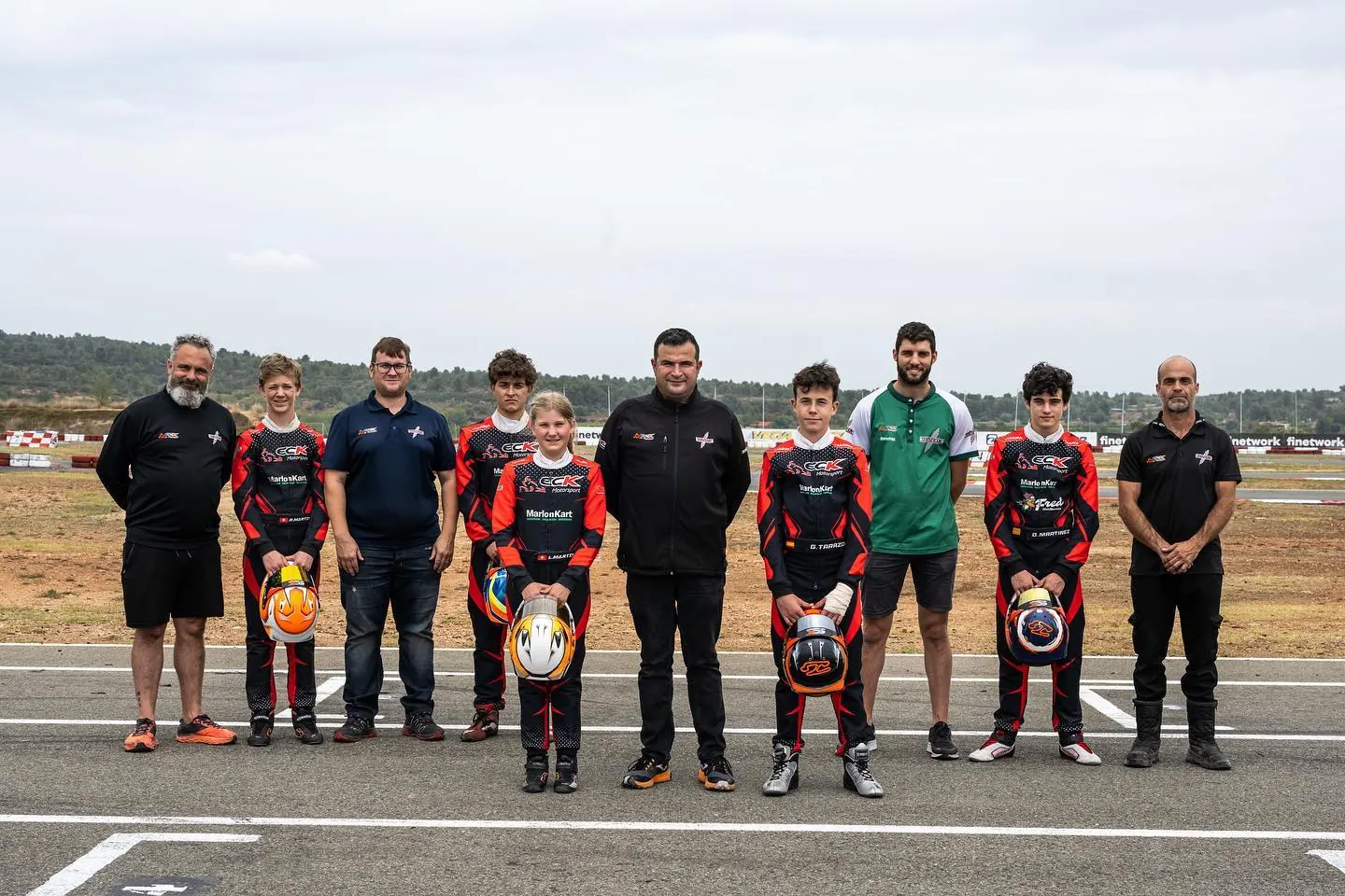 Pilotos y staff de ECK Motorsport posando en la parrilla de salida