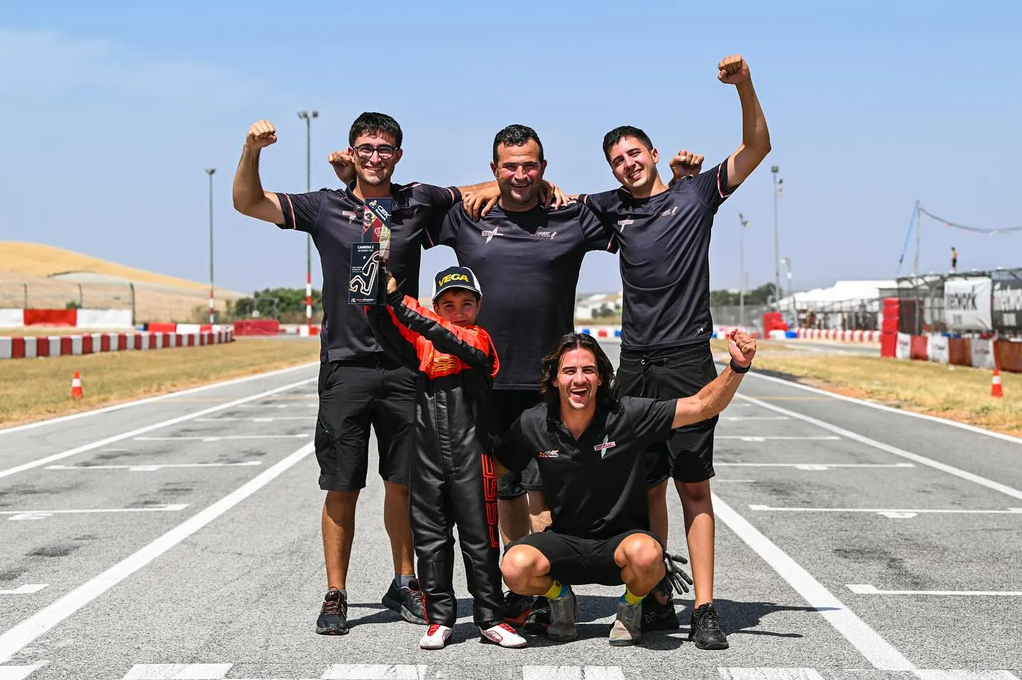 El equipo ECK celebra en la recta de meta con un piloto joven